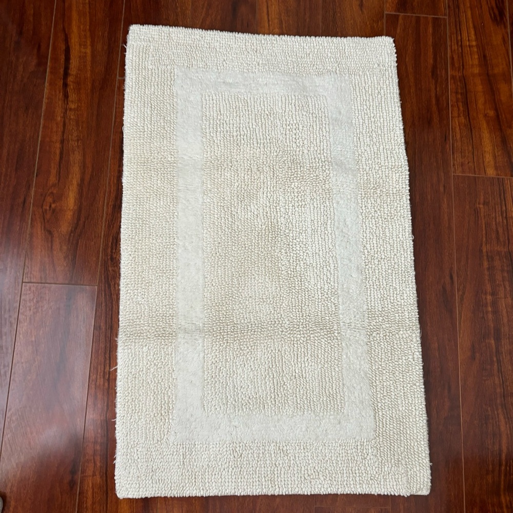 Creamy White cotton luxurious bathmat rug 20X33 EUC No tag